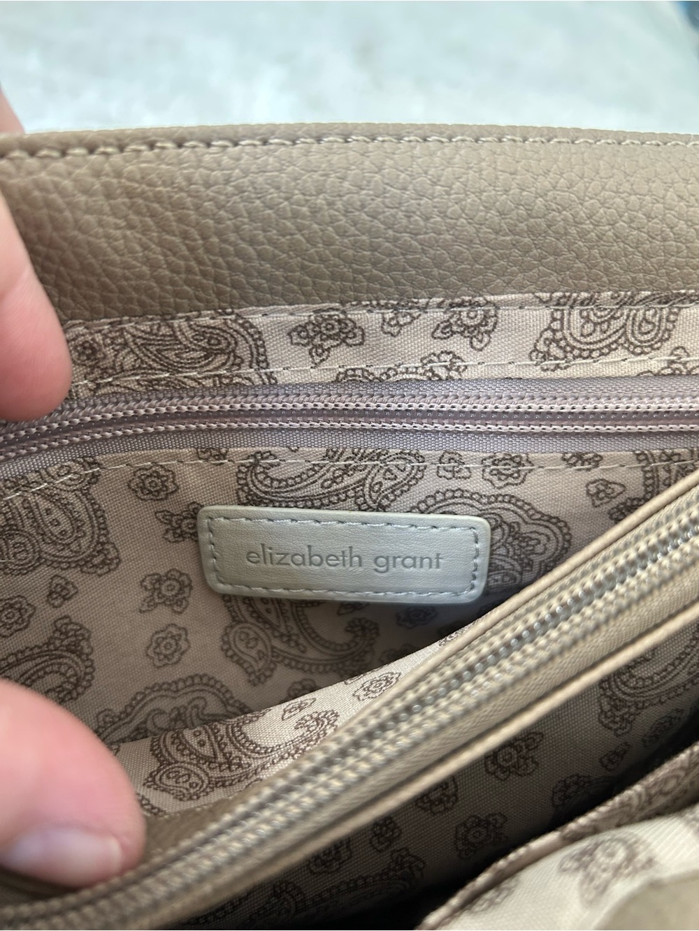 Elizabeth Grant Quilted Crossbody Bag with Gold Hardware - Picture 8 of 11